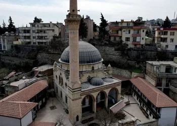 Depremden sonra yanından korkarak geçiliyor
