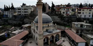Depremden sonra yanından korkarak geçiliyor