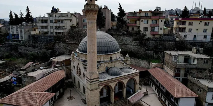 Depremden sonra yanından korkarak geçiliyor