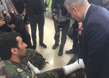 Azerbaycanlı asker yaralanmasına rağmen devam etti