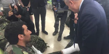 Azerbaycanlı asker yaralanmasına rağmen devam etti