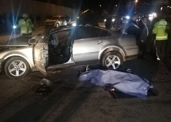 Karşı şeride geçen otomobil cipe çarptı