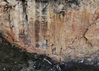 Fayın üzerine sevgililerinin isimlerini yazdılar