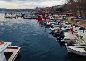 Balıkçılar fırtına öncesi limana çekildi