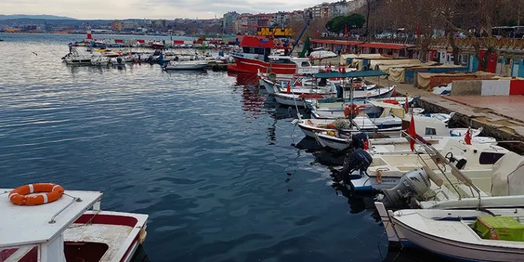 Balıkçılar fırtına öncesi limana çekildi