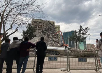 Çocuk, genç, yaşlı demeden günlerdir izliyorlar