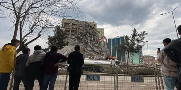 Çocuk, genç, yaşlı demeden günlerdir izliyorlar
