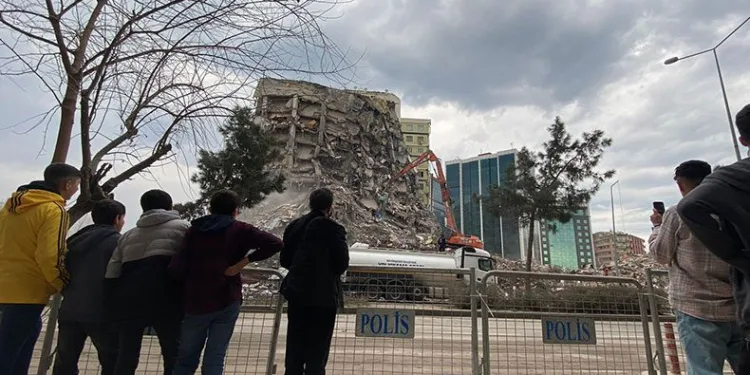 Çocuk, genç, yaşlı demeden günlerdir izliyorlar