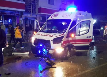 Hasta taşıyan ambulans otomobille çarpıştı