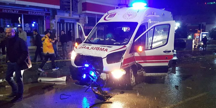 Hasta taşıyan ambulans otomobille çarpıştı