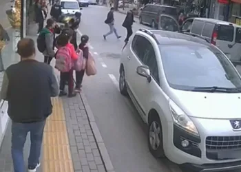 Bursa’da karşıya geçmek isteyen çocuğa otomobil çarptı