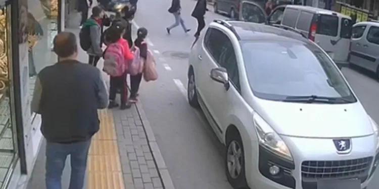 Bursa’da karşıya geçmek isteyen çocuğa otomobil çarptı