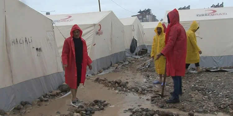 Deprem bölgesinde yağış etkili oldu