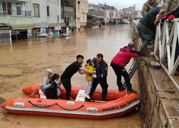 Evlerinde mahsur kalanlar botlarla kurtarıldı