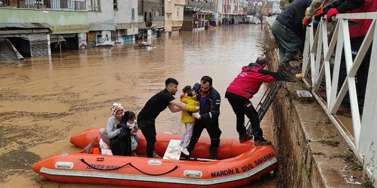 Evlerinde mahsur kalanlar botlarla kurtarıldı