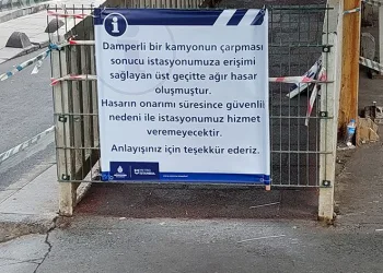 Damperi açılan kamyon üst geçide çarptı