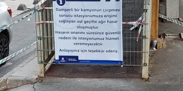 Damperi açılan kamyon üst geçide çarptı