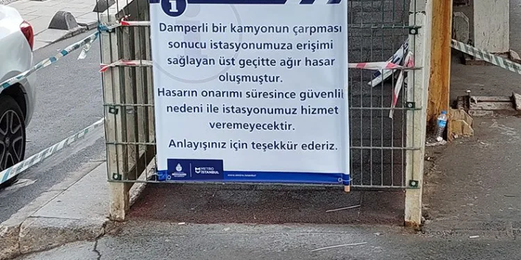 Damperi açılan kamyon üst geçide çarptı