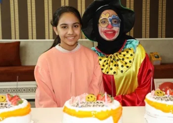 Depremzede Cemre’ye sürpriz doğum günü