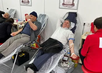 Kan bağışçıları madalya ile ödüllendirildi