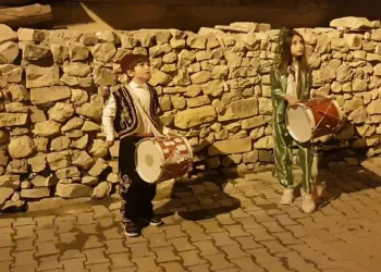 Ramazan’da minikler köyün davulcusu oldu