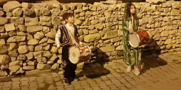 Ramazan’da minikler köyün davulcusu oldu