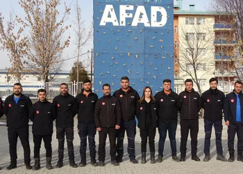 “Enkazdakileri kurtarırken arkeologlar gibi kazdık”