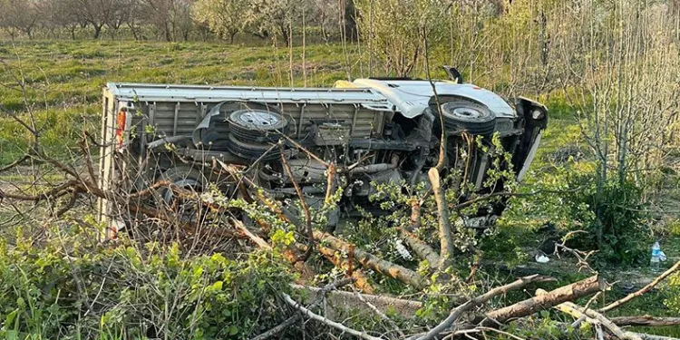 Bursa’da kontrolden çıkan kamyonet şarampole uçtu