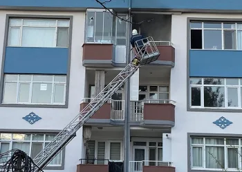 Müdahale eden itfaiyenin merdiveni düştü