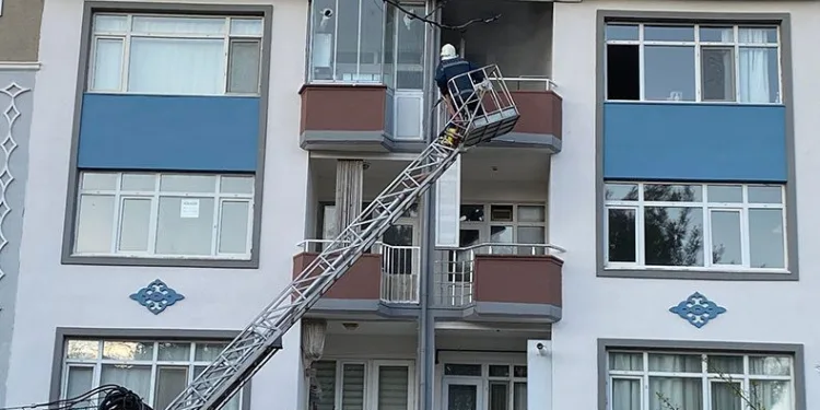 Müdahale eden itfaiyenin merdiveni düştü
