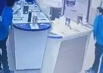 Kulaklığı çalıp iç çamaşırına sakladı