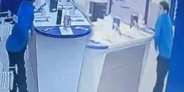 Kulaklığı çalıp iç çamaşırına sakladı