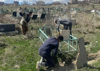 Önce namaz sonra mezarlıkta çevre temizliği