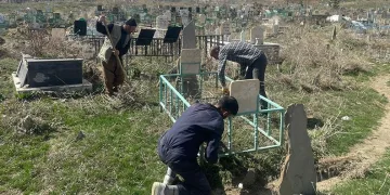 Önce namaz sonra mezarlıkta çevre temizliği