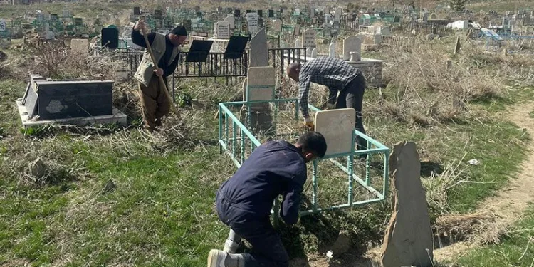 Önce namaz sonra mezarlıkta çevre temizliği