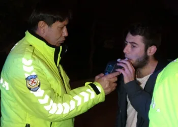 Alkollü arkadaşının suçunu üstlenmek istedi