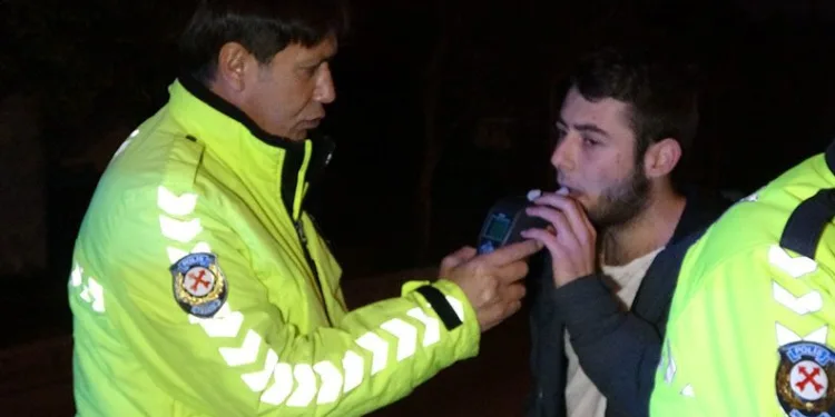 Alkollü arkadaşının suçunu üstlenmek istedi