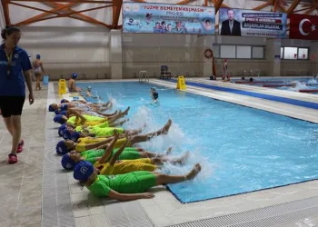 Depremzede çocuklara yüzme eğitimi