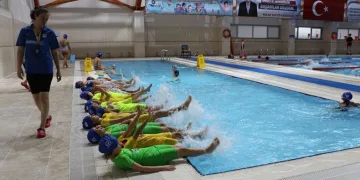 Depremzede çocuklara yüzme eğitimi