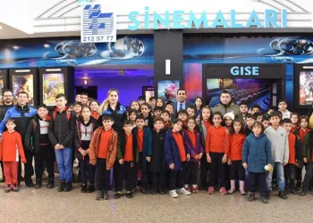 Polis ekipleri çocuklara film izledi