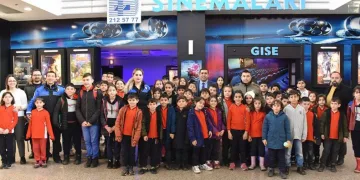 Polis ekipleri çocuklara film izledi