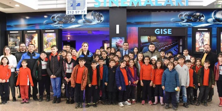 Polis ekipleri çocuklara film izledi