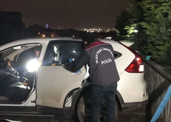 Evine gidip tartıştığı doktorun aracını kurşunladı