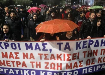 Atina’da tren kazası protestosu
