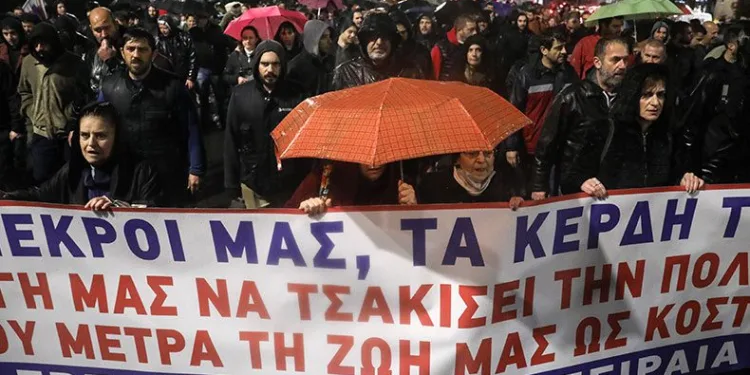 Atina’da tren kazası protestosu