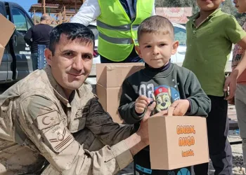İnegöllü bakkallardan depremzede çocuklara srüpriz
