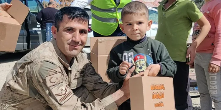 İnegöllü bakkallardan depremzede çocuklara srüpriz
