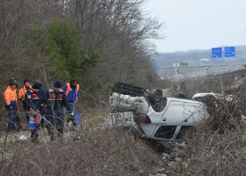 Sinop’ta otomobil takla attı: 2 yaralı