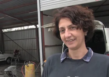 O sanayinin içinde açan bir çiçek oldu