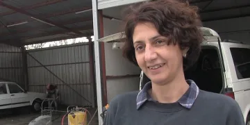 O sanayinin içinde açan bir çiçek oldu
